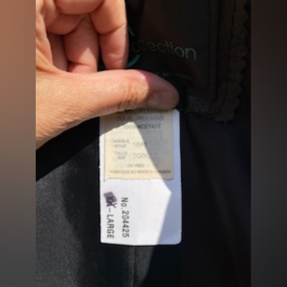 This 100% black leather jacket is so unique! The sleeves and front have zippers - Picture 5 of 6